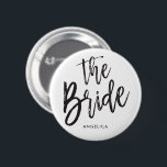 Bóton Redondo 5.08cm Do estilo preto do roteiro da noiva | o casamento<br><div class="desc">Um pouco algo para seu ultra especial a noiva.  
Caracteriza as palavras "a noiva" em um texto elegante do estilo do roteiro.  Debaixo disto é um ponto para um nome feito sob encomenda ou iniciais.</div>