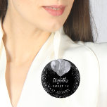 Bóton Redondo 5.08cm Doce 16 balões com nome brilhante prateado preto<br><div class="desc">Um fundo preto chic. Decorado com pingos de cinza-prateada,  aparência de pingar tinta,  brilho e balões. Personalize e adicione um nome,  idade e data.</div>