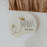 Bóton Redondo 5.08cm Doce Bumblebee Chá de fraldas Mamãe Para O Botão D<br><div class="desc">Apresentando nossa doce mamã chá de fraldas de mamangabas para o botão de abelha, perfeita para uma celebração deliciosa e neutra! Este design alegre apresenta um tema adorável de mamangabas com pistas cardíacas, criando uma cena de aquarela caprichosa e inspirada em vassouras, ideal para acolher um menino ou menina de...</div>