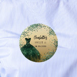 Bóton Redondo 5.08cm Docinho 16 vestido de ouro verde esmeralda<br><div class="desc">Para um doce elegante 16,  16 anos. Um fundo com aspecto de ouro. Decorado com um vestido verde esmeralda e um confete verde. Personalize e adicione um nome e uma data.</div>