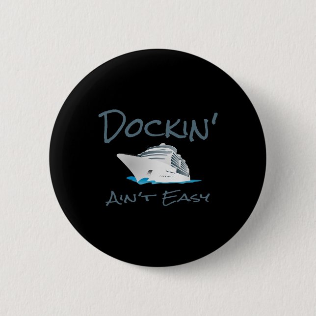 Bóton Redondo 5.08cm Dockin' Ain't Easy - Boat Captain's T Shirt  (Frente)