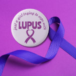 Bóton Redondo 5.08cm Doença autoimune crônica do lúpus<br><div class="desc">Este crachá de pinos é projetado para aumentar a conscientização do Lupus. Ele apresenta a frase "apenas uma garota lidando com Lupus" em roxo, junto com um emblema de fita roxa. Lupus é uma doença autoimune crônica que afeta milhões de pessoas no mundo. Faz com que o sistema imunitário ataque...</div>