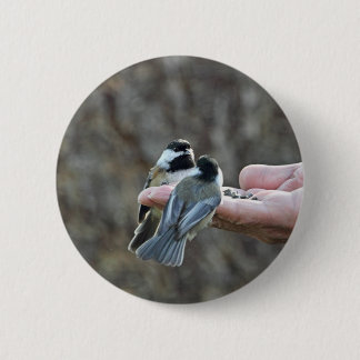 Bóton Redondo 5.08cm Dois Chickadees em uma mão
