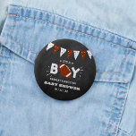 Bóton Redondo 5.08cm É um menino! Chá de fraldas de Futebol Themed Co-e<br><div class="desc">Estes botões são perfeitos para quem tiver um chá de fraldas este ano. Este design é fácil de personalizar com a sua redação de eventos especiais e seus convidados ficarão entusiasmados quando eles virem esses botões fabulosos de festas. Itens correspondentes podem ser encontrados na coleção.</div>