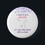 Bóton Redondo 5.08cm Edgy Unicorn com Rainbow e Confetti Funny<br><div class="desc">Um botão com desenho de unicórnio. Uma nuvem fofa no final de um arco-íris no fundo. A aquarela rosa e púrpura confunde a borda superior. O texto diz: "Quero ser um Unicórnio para que possa apunhalar idiotas com a cabeça. Engraçado,  elegante e fofo.</div>