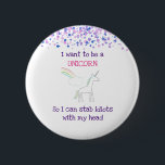 Bóton Redondo 5.08cm Edgy Unicorn com Rainbow e Confetti Funny<br><div class="desc">Um botão com desenho de unicórnio. Uma nuvem fofa no final de um arco-íris no fundo. A aquarela rosa e púrpura confunde a borda superior. O texto diz: "Quero ser um Unicórnio para que possa apunhalar idiotas com a cabeça. Engraçado,  elegante e fofo.</div>