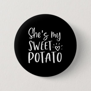Bóton Redondo 5.08cm Ela é minha batata doce, eu sou Casais de Ação de 