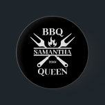 Bóton Redondo 5.08cm Encantado CHURRASCO Personalizado Barbecue Rainha<br><div class="desc">Engraçado CHURRASCO Grill Mestre Personalizado Barbecue Melhor</div>