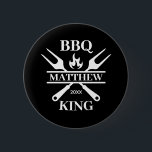 Bóton Redondo 5.08cm Engraçado CHURRASCO Grill Mestre Personalizado Bar<br><div class="desc">Engraçado CHURRASCO Grill Mestre Personalizado Barbecue Melhor</div>
