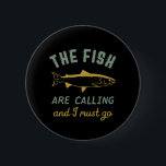 Bóton Redondo 5.08cm Engraçado Quitação De Pesca Que O Peixe Está Chama<br><div class="desc">Design engraçado e humorístico para pescadores, angler, aqueles que amam a pesca fluvial e lacusteira. Esta mercadoria vintage, retrô e angustiada é excelente de vestir na sua viagem de pesca à cabine pela madeira. Tragam as vossas artes, vareta de pesca, enguia de pesca e vamos apanham alguns peixes. presente de...</div>