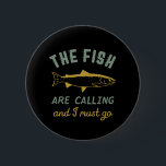 Bóton Redondo 5.08cm Engraçado Quitação De Pesca Que O Peixe Está Chama<br><div class="desc">Design engraçado e humorístico para pescadores, angler, aqueles que amam a pesca fluvial e lacusteira. Esta mercadoria vintage, retrô e angustiada é excelente de vestir na sua viagem de pesca à cabine pela madeira. Tragam as vossas artes, vareta de pesca, enguia de pesca e vamos apanham alguns peixes. presente de...</div>