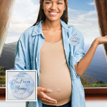 Bóton Redondo 5.08cm Estamos Na Nuvem Nine Blue Boy Mamãe<br><div class="desc">Bem-vindos à nossa coleção "We Are On Cloud Nine Blue Boy Chá de fraldas", onde cada peça é projetada para elevar sua celebração da chegada iminente do seu pequeno. Essa coleção captura a essência da alegria e da antecipação com seu tema sonhador, caprichoso. Imaginem flutuando em meio a céus azuis...</div>