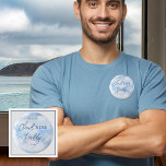 Bóton Redondo 5.08cm Estamos No Pai Do Chá de fraldas Nine Blue Boy<br><div class="desc">Bem-vindos à nossa coleção "We Are On Cloud Nine Blue Boy Chá de fraldas", onde cada peça é projetada para elevar sua celebração da chegada iminente do seu pequeno. Essa coleção captura a essência da alegria e da antecipação com seu tema sonhador, caprichoso. Imaginem flutuando em meio a céus azuis...</div>