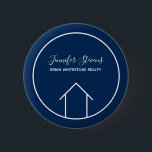 Bóton Redondo 5.08cm Etiqueta de Nome Personalizado da Empresa Imobiliá<br><div class="desc">Este botão moderno de realtor é personalizado com o nome da sua empresa real sob o nome do agente na tipografia quic. Este design azul e branco minimalista apresenta um desenho simples de uma casa. Uma opção de nome de etiqueta de excelente para uma convenção real.</div>