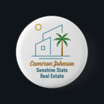 Bóton Redondo 5.08cm Etiqueta de Nome Personalizado da Empresa Real Bea<br><div class="desc">Este botão de nome de etiqueta de uma companhia imobiliária tropical apresenta uma moderna casa azul de praia com uma palmeira costeira legal e sol-ilha. Personalize este item de marketing com o seu agente e o nome de negócios real para comprar clientes domésticos ao longo da costa.</div>