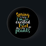 Bóton Redondo 5.08cm Eu Molhei As Minhas Plantas Engraçadas Na Época De<br><div class="desc">Primavera está aqui. Estou tão animado que molhei minhas plantas. Engraçado design de jardinagem para aqueles que adoram jardinagem, cultivando flores e vegetais. Vintagem legal e mercadoria retrô para jardineiros. Perfeito para celebrar o Dia Nacional do Jardim enquanto trabalha no seu jardim no quintal. presente de Natal e excelente para...</div>