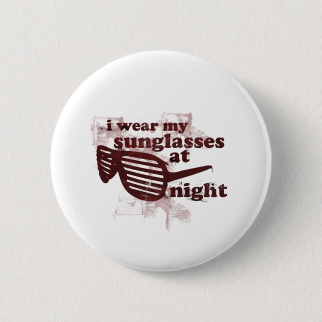 Bóton Redondo 5.08cm Eu visto meus óculos de sol na noite (Frente)
