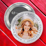 Bóton Redondo 5.08cm Feliz Aniversário Foto Personalizada Simples<br><div class="desc">Este design simples e moderno é composto por tipografia de serifa e adiciona uma foto personalizada. Use este adesivo como uma etiqueta de presente para o presente para o celebrante de aniversário</div>