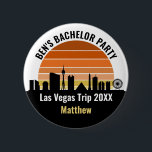 Bóton Redondo 5.08cm Férias Personalizadas Sunset em Las Vegas Strip<br><div class="desc">Legal costume do horizonte de Las Vegas no botão do pôr do sol ou nome de etiqueta para suas férias em família ou despedida de solteiro para a cidade das luzes. Gamble do nascer do sol ao pôr do sol nesta cidade e lembre-se disso com esta lembrança de keepsasasair.</div>