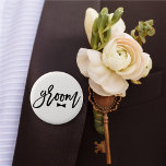 Bóton Redondo 5.08cm Festa de casamento do Arco do Escopo Preto do Groo<br><div class="desc">Este design apresenta um moderno e ousado roteiro de caligrafia em preto com sotaque de arco em um fundo branco de marfim clássico. A cor de fundo pode ser alterada para qualquer cor de sua escolha. Você pode adicionar mais texto / informações / detalhes e/ou fotos a este produto facilmente....</div>