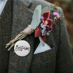 Bóton Redondo 5.08cm Festa de casamento do Arco do Espelho Preto do Bes<br><div class="desc">Este design apresenta um moderno e ousado roteiro de caligrafia em branco, chamado ‘bestman’, com um sotaque de arco em um fundo branco clássico de marfim. A cor de fundo pode ser alterada para qualquer cor de sua escolha. Você pode adicionar mais texto / informações / detalhes e/ou fotos a...</div>