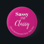 Bóton Redondo 5.08cm Festa de solteira Rosa Sassy<br><div class="desc">Comece a festa com o Botão de Festa de solteira Rosa Engraçado e Rosa Clássico! Este acessório é perfeito para adicionar um toque de humor e diversão à sua festa de solteira. Com as cores rosa e branca, você pode personalizá-la com sua própria mensagem de texto, seja o nome da...</div>