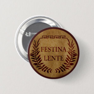 Bóton Redondo 5.08cm festina lente, aspas latin
