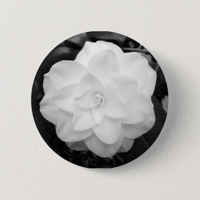 Bóton Redondo 5.08cm Flor branca. (Preto e branco) (Frente)