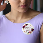Bóton Redondo 5.08cm Florais cor-de-água da Groom Mãe<br><div class="desc">Um botão do estilo "boho" da moda boêmia para um chá de panela. Decorado com rosas de cor aquosa, em burgundy e rosa. Fundo branco elegante. Um quadro geométrico dourado. Com o texto: mãe do noivo escrita com um script de estilo manuscrito. Letras coloridas brilhantes. Excelente como guardiã para a...</div>