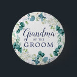 Bóton Redondo 5.08cm Flores Brancas Clássicas Vovó do Groom<br><div class="desc">Esta clássica avó de flores brancas do botão do noivo é perfeita para um chá de casamento da primavera. O elegante design floral apresenta marfim macio e rosas brancas,  peonias e crisântemo com toques de flores azuis de cor azul-rosada e folhagem verde.</div>