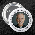 BÓTON REDONDO 5.08CM FOTO DE PRIESTHOOD SIMPLES PRETA E BRANCA<br><div class="desc">Perfeito para Domingo de Satisfação, aniversários de ordenação, ou qualquer ocasião para homenagear o clero, este alfinete serve como um símbolo significativo de apreço e respeito por aqueles que dedicam suas vidas a servir Cristo e Sua Igreja. O fundo branco garante que o padre permaneça o ponto focal, fazer que...</div>