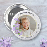 Bóton Redondo 5.08cm Foto Floral Elegante Simpatia Memorial Funeral<br><div class="desc">Honre o seu amado com este belo botão com uma fotografia desenhada por uma borda de círculo dourado floral. Adicione seu texto personalizado para personalizar. A memória perfeita para entregar à família e aos amigos.</div>