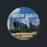 Bóton Redondo 5.08cm Fotografia Skyline na Cidade de Austin do Texas<br><div class="desc">Este moderno botão de Austin Texas mostra um belo céu azul e nuvens acima do horizonte da cidade. Todos os novos prédios contra as bonito árvores verdes que epitomizam a beleza do centro urbano e a natureza do lugar. Oferta de manutenção de viagem para um visitante ou uma Austinita local...</div>