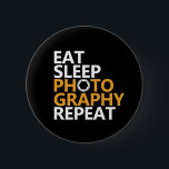 Bóton Redondo 5.08cm Fotógrafo Engraçado Coma Fotografia do Sono Repito<br><div class="desc">Coma Fotografia do Sono Repetir. Design engraçado e humorístico para fotógrafos. Legal e incrível mercadoria para aqueles que adoram tirar fotos, membro do clube de fotografia. Perfeito para fotógrafos amadores ou profissionais que carregar câmeras e lentes em todos os lugares. presente de Natal e excelente para irmão, irmã, mãe, pai,...</div>