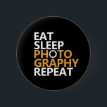Bóton Redondo 5.08cm Fotógrafo Engraçado Coma Fotografia do Sono Repito<br><div class="desc">Coma Fotografia do Sono Repetir. Design engraçado e humorístico para fotógrafos. Legal e incrível mercadoria para aqueles que adoram tirar fotos, membro do clube de fotografia. Perfeito para fotógrafos amadores ou profissionais que carregar câmeras e lentes em todos os lugares. presente de Natal e excelente para irmão, irmã, mãe, pai,...</div>