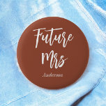 Bóton Redondo 5.08cm Futura Noiva Terracotta Noiva Marrom Branco Botão<br><div class="desc">Botão de Noiva com Texto Futura Sra Terracotta/Laranja Queimado/Marrom Branco. Confira nossa coleção da loja abaixo para itens correspondentes.</div>