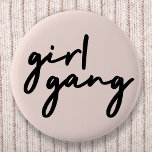 Bóton Redondo 5.08cm Gang Garota | Moça Poder Moderno Feminismo Esmagad<br><div class="desc">Simples,  na moda,  "gang de raparigas" cita crachá na tipografia moderna de escrita minimalista em preto com um fundo cor-de-rosa para celebrar mulheres e poder feminino! Perfeitamente versátil para o dia a dia,  uma festa de solteira ou uma combinação fofa para mãe e filhas,  irmãs e amigos!</div>
