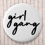 Bóton Redondo 5.08cm Gang Garota | Na moda Moderno Poder Feminista<br><div class="desc">Simples,  na moda,  "girl gang" cita o crachá na tipografia moderna e minimalista da escrita em preto para celebrar mulheres e poder feminino! Perfeitamente versátil para o dia a dia,  uma festa de solteira ou uma combinação fofa para mãe e filhas,  irmãs e amigos!</div>