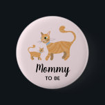 Bóton Redondo 5.08cm Garotas Mamães de Cartoon de Gato Bonito para Sere<br><div class="desc">Este design de botão de chá de fraldas das moças modernas apresenta um bonitinho gengibre, um desenho de gato e gatinho. Este design bonitinho moderno também oferece um lugar para você adicionar os títulos de seu convidado, exemplos de "mamãe a ser", "pai a ser", "avó a ser". O gatinho branco...</div>