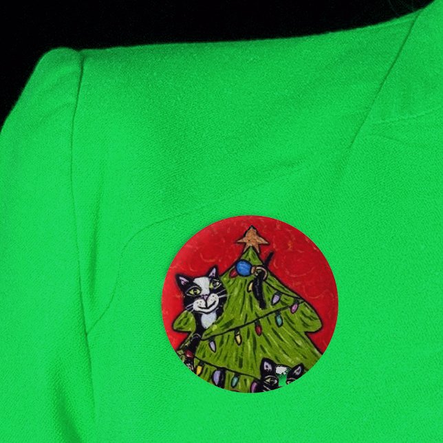 Bóton Redondo 5.08cm Gatos travessosos subindo na árvore de Natal (Naughty cats in decorated Christmas tree with star and lights on red round pin back button.)