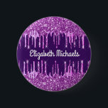 Bóton Redondo 5.08cm Glitter roxo gota a etiqueta de nome personalizado<br><div class="desc">Um fundo roxo feminino profundo. Decorado com pingos de brilho rosado e púrpura,  pintura pingando aparência. Personalize e adicione um nome,  escrito com um script de estilo manuscrito,  entre elas,  moderno. Letras brancas coloridas.</div>