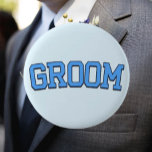 Bóton Redondo 5.08cm GROOM - Festa de Casamento e Despedida de Solteira<br><div class="desc">Mostre o orgulho do casamento com este botão "GROOM" em letras azuis no estilo da faculdade. Perfeito para despedida de solteiro, jantas de noivado, ensaios de casamento, ou como acessório divertido no grande dia. Este botão é uma forma de excelente para que o noivo se sobressaia — ou pode ser...</div>