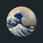 Bóton Redondo 5.08cm Hokusai o grande botão da onda<br><div class="desc">Hokusai o grande botão da onda. Impressão japonês do woodblock desde 1830-1833. Um dos trabalhos de arte japoneses os mais famosos no mundo, onda de Hokusai a grande fora de Kanagawa é a primeira entrada em suas trinta e seis opiniões de Monte Fuji. A montanha própria pode ser vista no...</div>