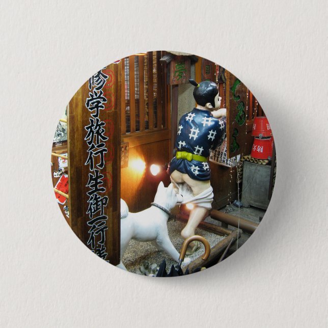 Bóton Redondo 5.08cm Humor Japonês - Cachorros Puxando Calças Para Baix (Frente)