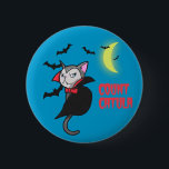 Bóton Redondo 5.08cm Ilustração bonito da chalaça do gato de Catula | o<br><div class="desc">Este é um desenho de um gato do vampiro. O gato está dando-lhe um olhar assustador. Tem presas,  cabo,  e um laço. Há bastões que voam em torno do gatinho,  para a lua crescente de incandescência. Diz a "contagem Catula" em uma pia batismal sangrenta.</div>