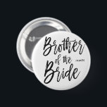 Bóton Redondo 5.08cm Irmão da festa de casamento do estilo do roteiro<br><div class="desc">Faça o irmão do acréscimo da sensação da noiva apreciado com feito sob encomenda especial os botões personalizados este nome.

Caracteriza as palavras "irmão da noiva" em um texto elegante do roteiro.</div>