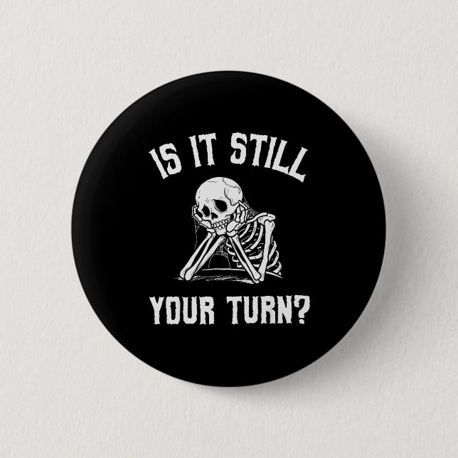 Bóton Redondo 5.08cm Is It Still Your Turn Funny Skeleton Waiting Quote (Frente)