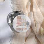 Bóton Redondo 5.08cm It Takes A Village Baby Shower Auntie To Be<br><div class="desc">An “auntie to be” button to match our It Takes A Village Gender Neutral Baby Shower collection. This pin features a hand-drawn scene of a town, with a building, shop, tree, bike, and the text "auntie to be" written in cute calligraphy. Celebrate the whole family with this customizable button, perfect...</div>