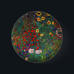 Bóton Redondo 5.08cm Jardim Flor Gustav Klimt<br><div class="desc">Botão que apresenta o Jardim de Fazendas de pintura de óleo de Gustav Klimt com girassóis (1907). Um belo jardim de girassóis e belas flores azuis,  vermelhas,  roxas,  rosa e brancas. Um presente de excelente para fãs de Arte Nouveau e de Arte Austríaca.</div>