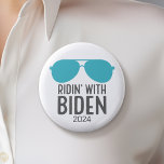 Bóton Redondo 5.08cm Joe Biden 2024 - Ridin' com Biden<br><div class="desc">Um design divertido com óculos de sol de aviador de cor moderna. Ele está concorrendo às eleições de 2024 no Primário Democrata. Verifique nossa loja para outros candidatos e campanhas.</div>